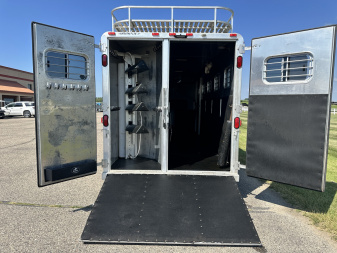 Used 1998 Featherlite Trailers 6H Weekender w/ Bunk Beds Horse Trailer