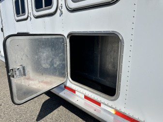 Used 1998 Featherlite Trailers 6H Weekender w/ Bunk Beds Horse Trailer