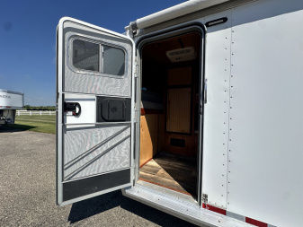 Used 1998 Featherlite Trailers 6H Weekender w/ Bunk Beds Horse Trailer