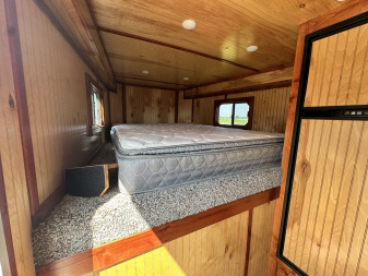 Used 1998 Featherlite Trailers 6H Weekender w/ Bunk Beds Horse Trailer