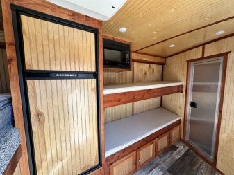 Used 1998 Featherlite Trailers 6H Weekender w/ Bunk Beds Horse Trailer