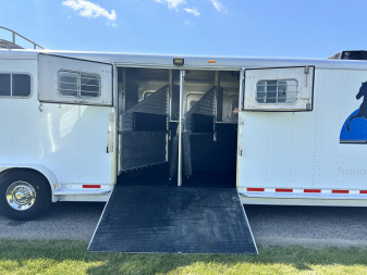 Used 1998 Featherlite Trailers 6H Weekender w/ Bunk Beds Horse Trailer