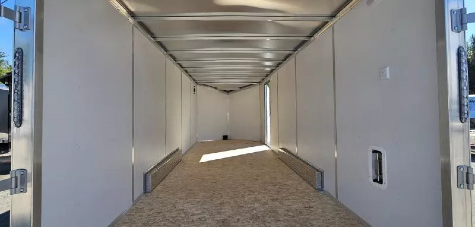 New 7.5 X 20' CARGO ENCLOSED 5200# AXLES ALL ALUMINUM 2025 LIGHTNING