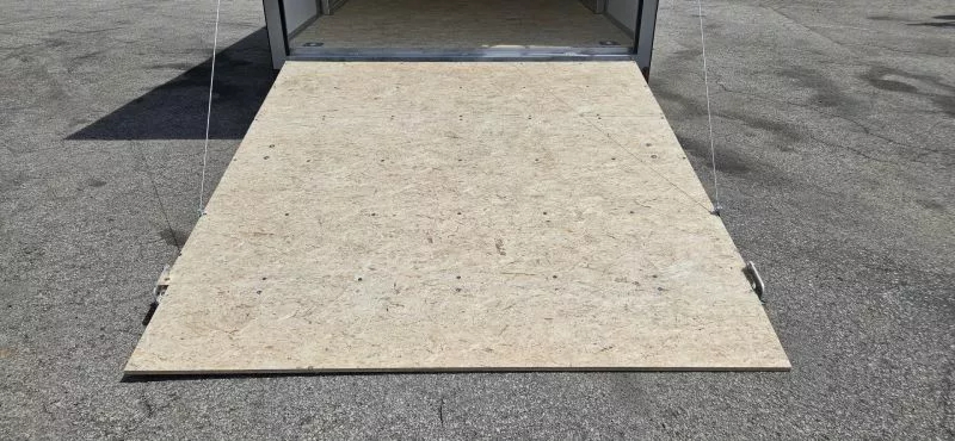 New 7.5 X 18 CARGO ENCLOSED ALL ALUMINUM 2025 LIGHTNING POLYCOR EXTERIOR