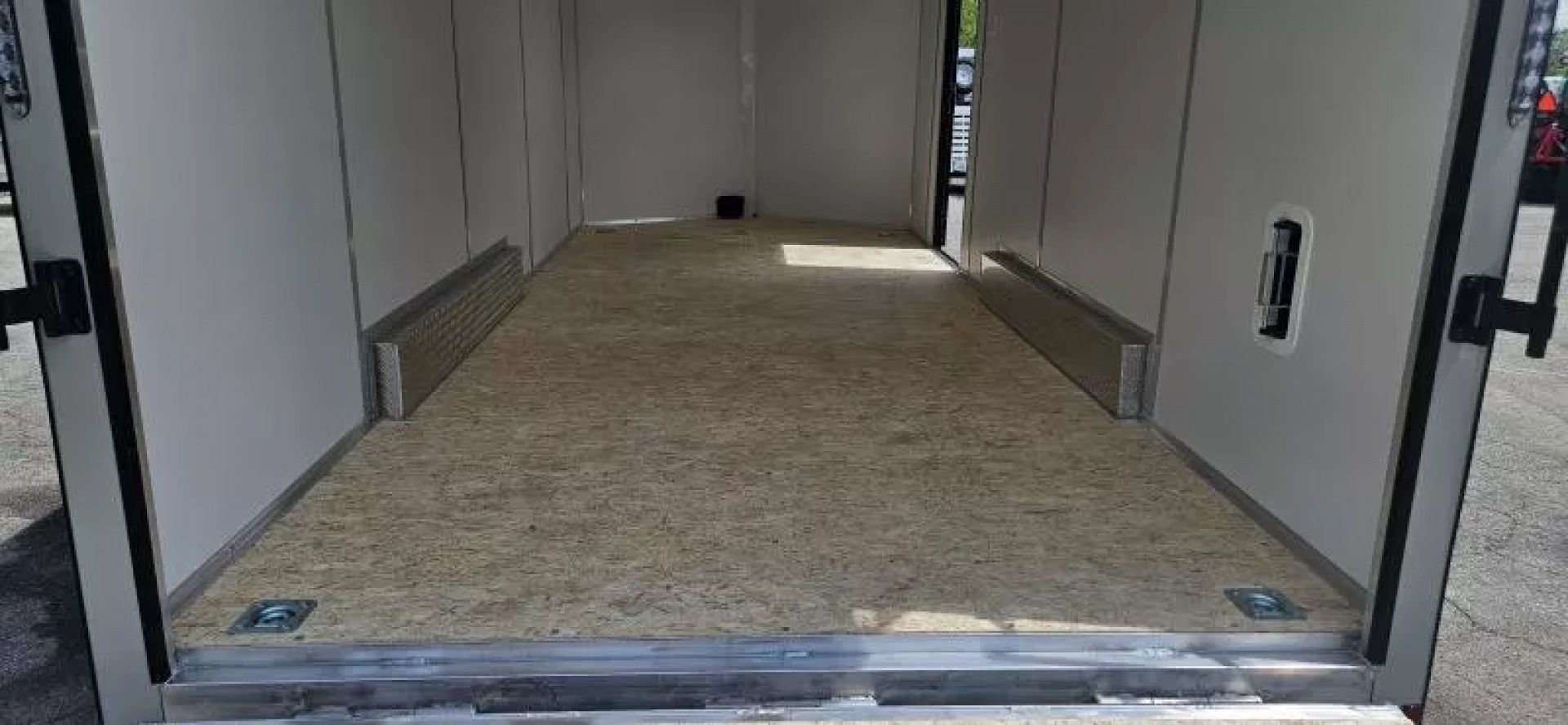 New 7.5 X 18 CARGO ENCLOSED ALL ALUMINUM 2025 LIGHTNING POLYCOR EXTERIOR