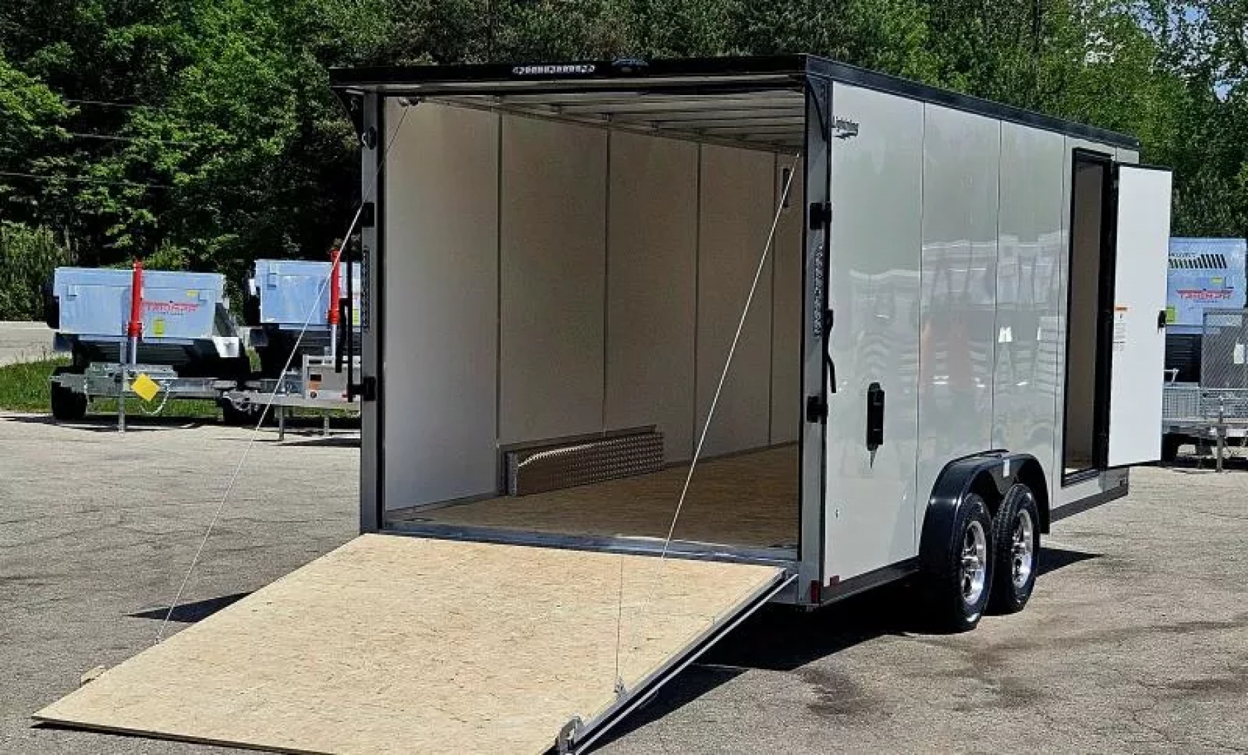 New 7.5 X 18 CARGO ENCLOSED ALL ALUMINUM 2025 LIGHTNING POLYCOR EXTERIOR