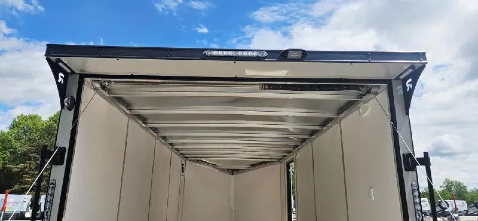 New 7.5 X 18 CARGO ENCLOSED ALL ALUMINUM 2025 LIGHTNING POLYCOR EXTERIOR