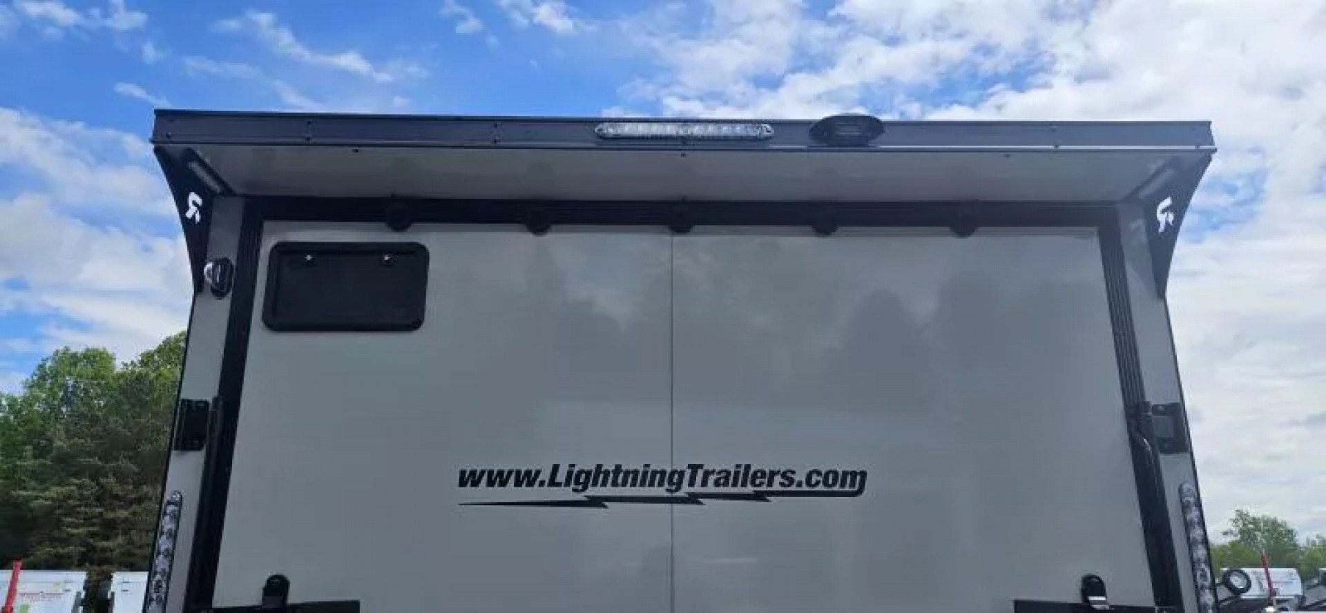 New 7.5 X 18 CARGO ENCLOSED ALL ALUMINUM 2025 LIGHTNING POLYCOR EXTERIOR
