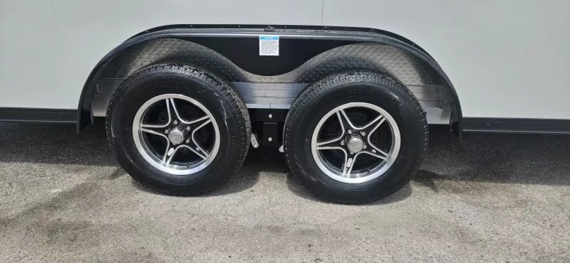 New 7.5 X 18 CARGO ENCLOSED ALL ALUMINUM 2025 LIGHTNING POLYCOR EXTERIOR