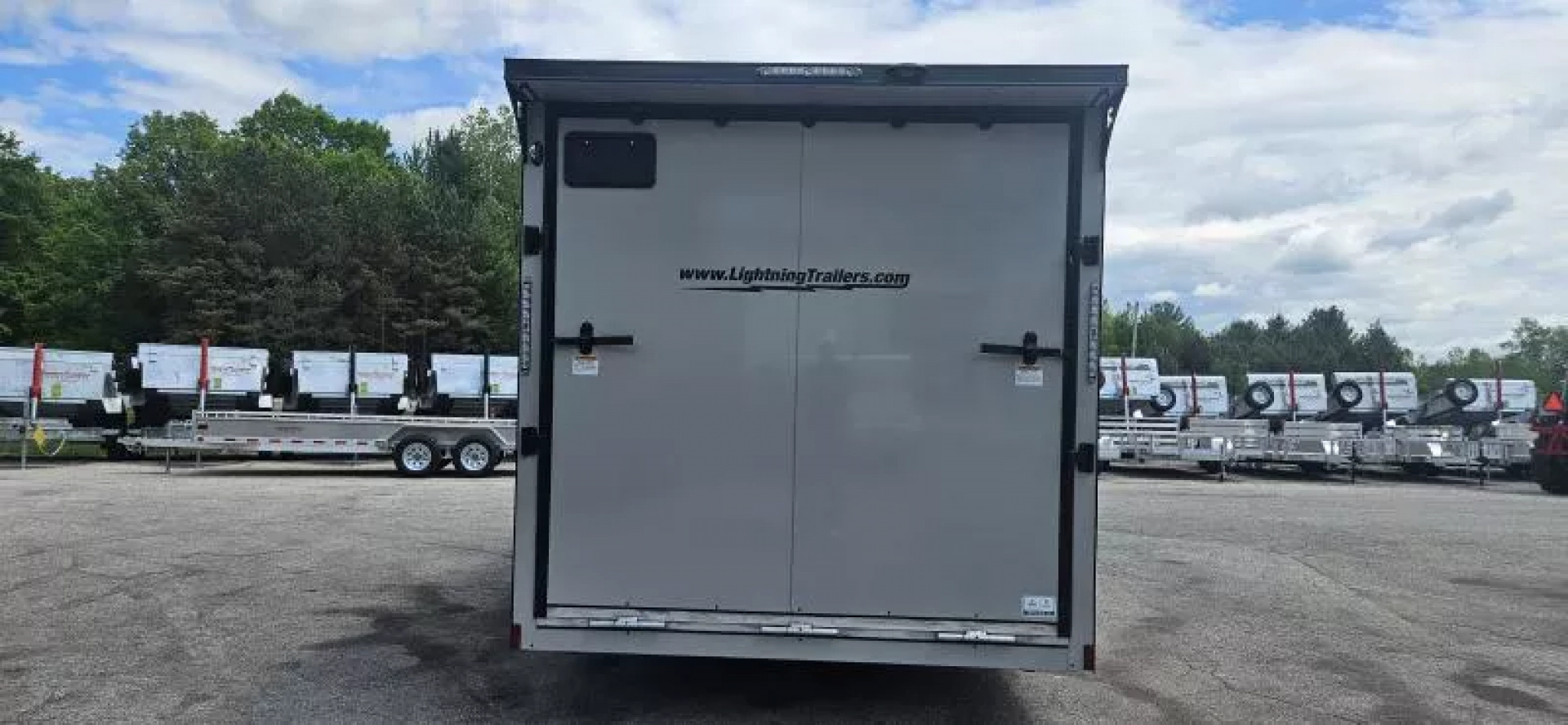 New 7.5 X 18 CARGO ENCLOSED ALL ALUMINUM 2025 LIGHTNING POLYCOR EXTERIOR
