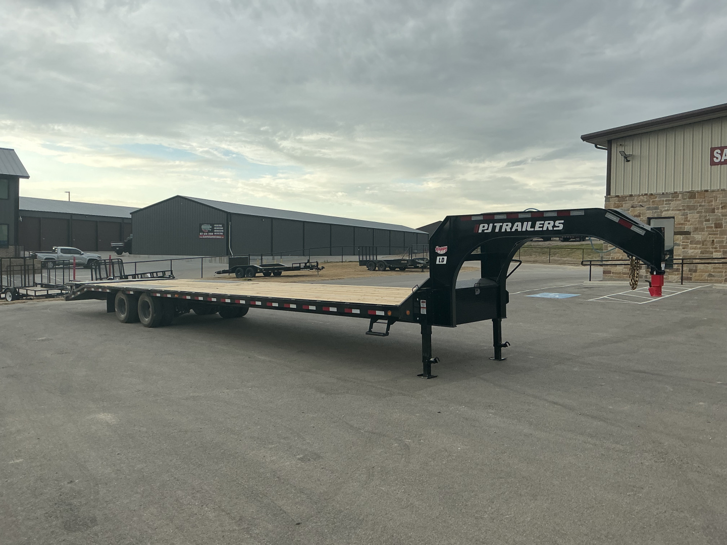 New 2026 PJ 102"x40' GN Low-Pro Flatbed w/ Duals - LD