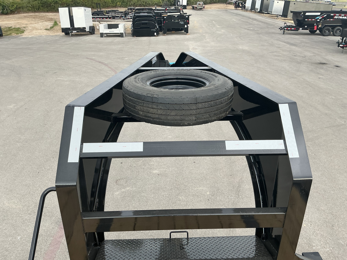 New 2026 PJ 102"x40' GN Low-Pro Flatbed w/ Duals - LD