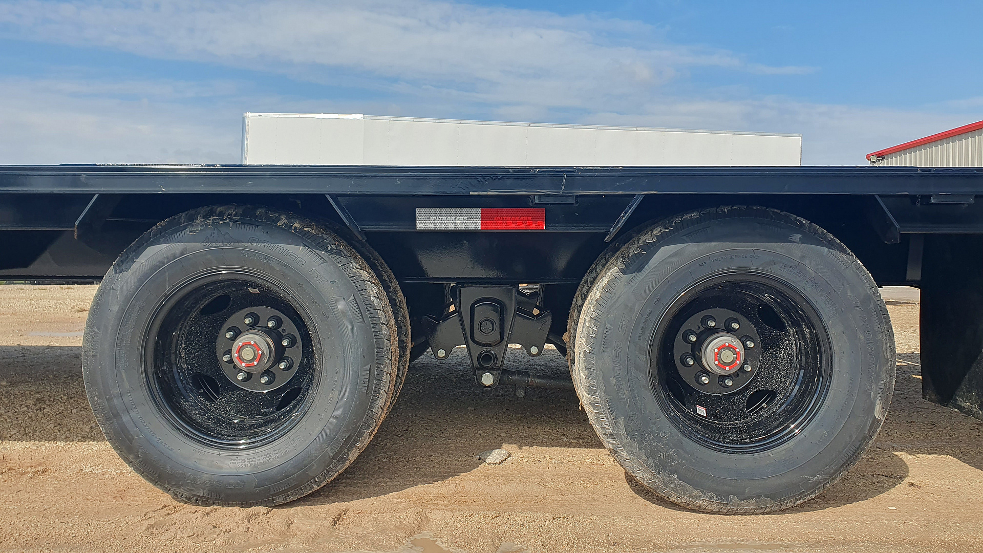 New 2026 PJ 102"x32' GN Low-Pro Flatbed w/ Duals - LD