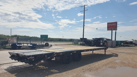 New 2026 PJ 102"x32' GN Low-Pro Flatbed w/ Duals - LD