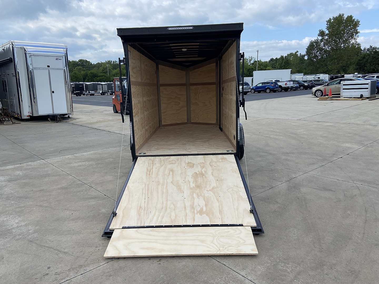 New United 12' UJ V-Nose Enclosed Cargo Trailer