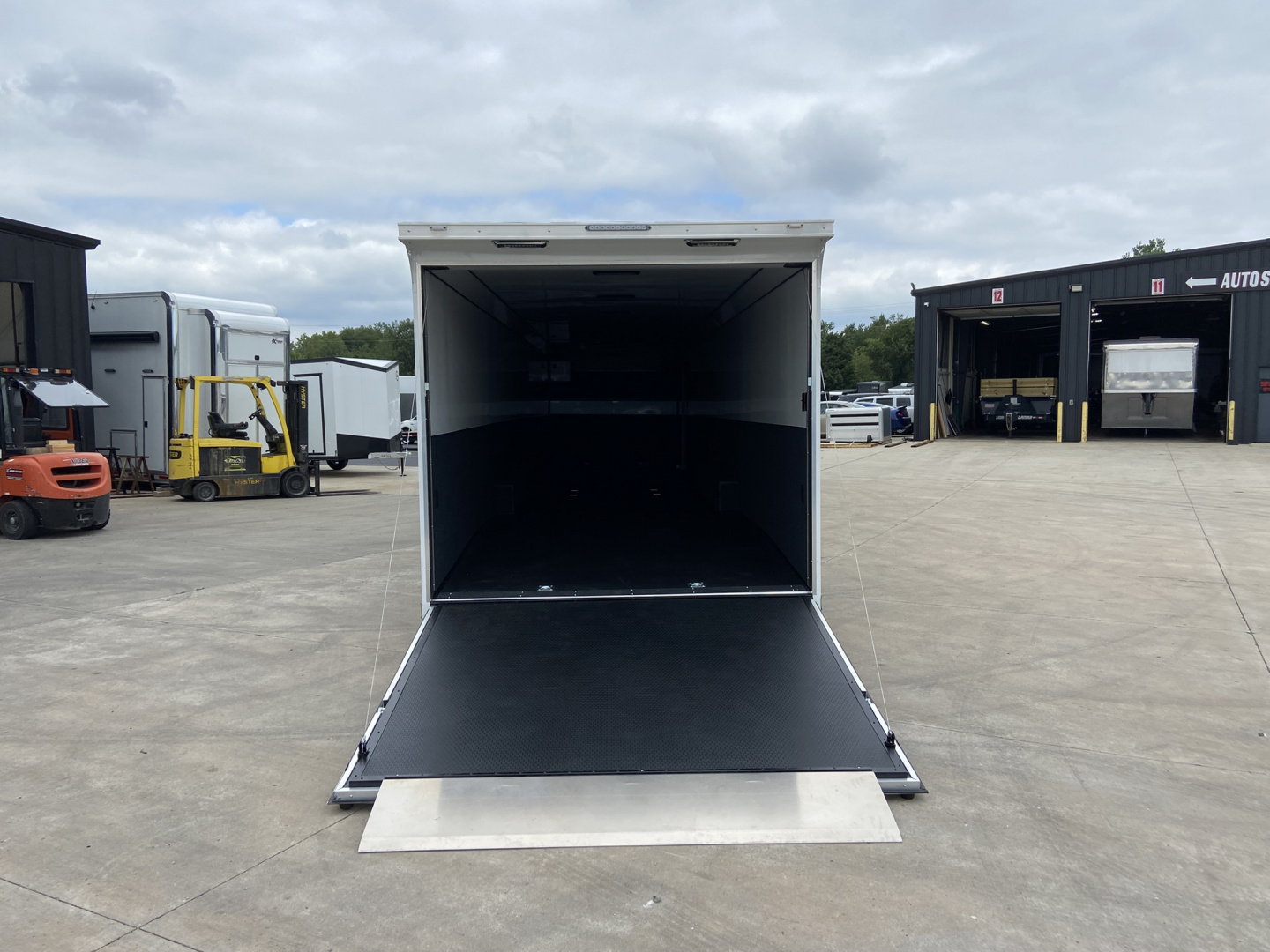 New United USHGN 48' Enclosed Trailer
