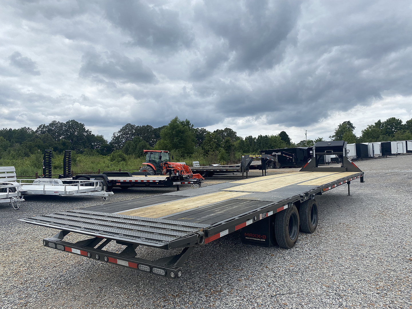 New 2026 MAXXD 102"X36' 40K *ENGINEERED FRAME* HYD DOVE Gooseneck Flatbed Trailer