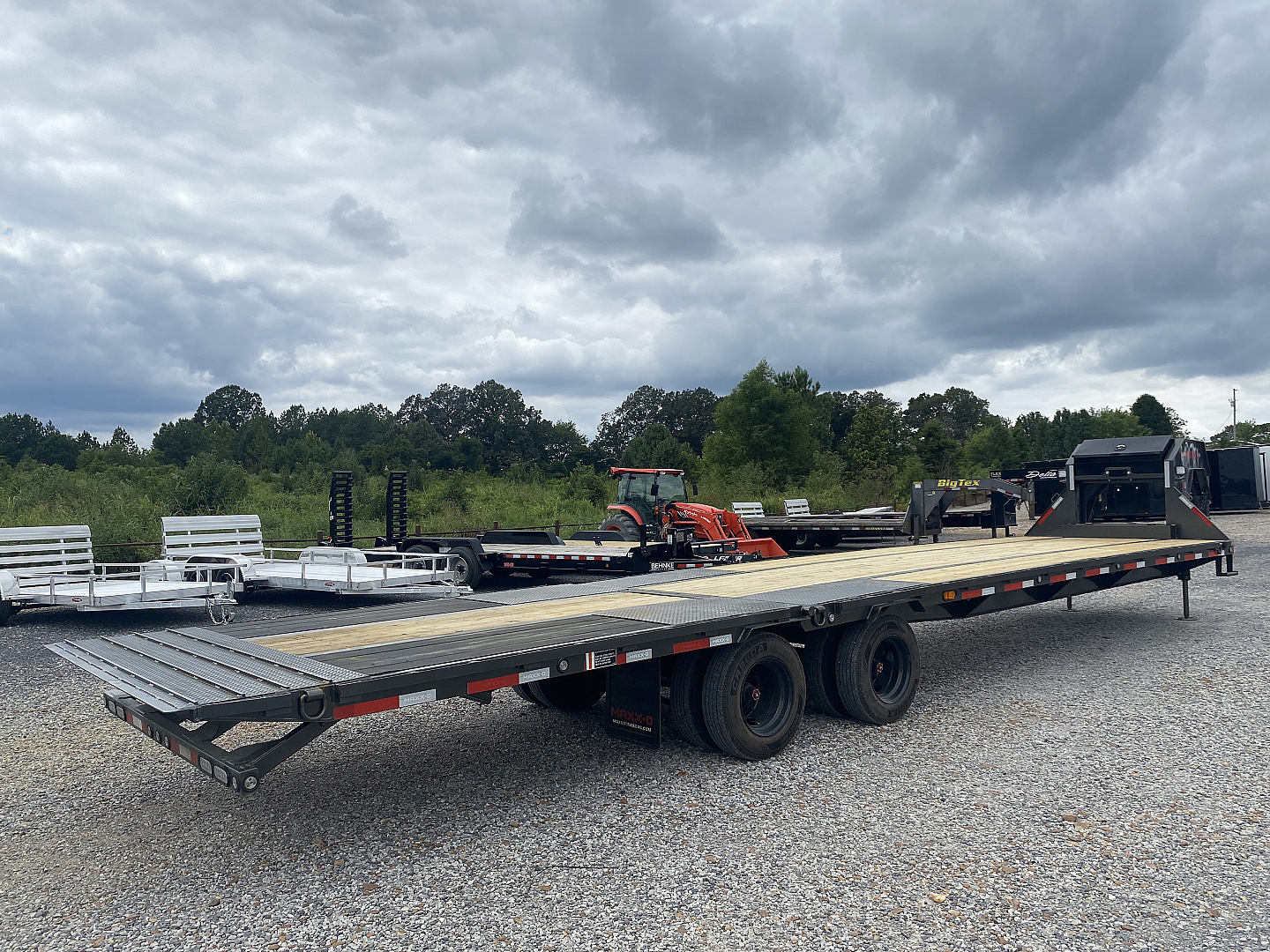 New 2026 MAXXD 102"X36' 40K *ENGINEERED FRAME* HYD DOVE Gooseneck Flatbed Trailer