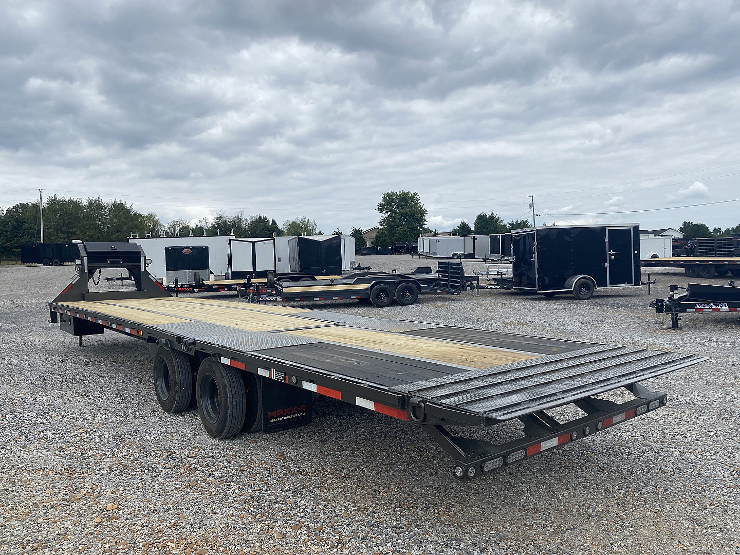 New 2026 MAXXD 102"X36' 40K *ENGINEERED FRAME* HYD DOVE Gooseneck Flatbed Trailer