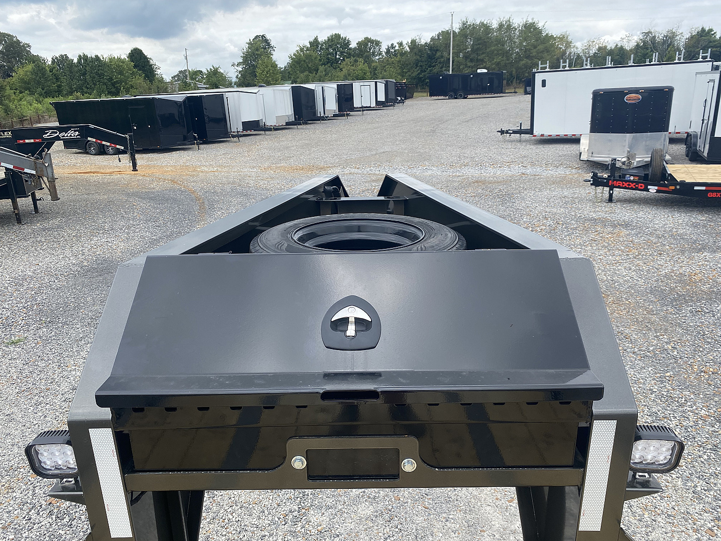 New 2026 MAXXD 102"X36' 40K *ENGINEERED FRAME* HYD DOVE Gooseneck Flatbed Trailer
