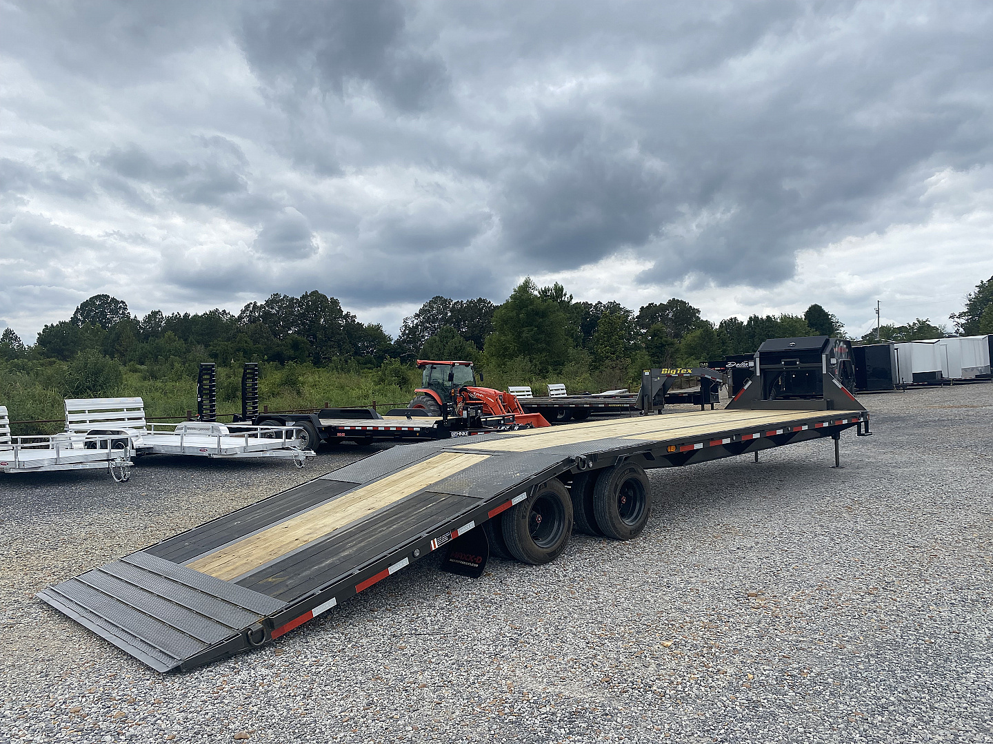 New 2026 MAXXD 102"X36' 40K *ENGINEERED FRAME* HYD DOVE Gooseneck Flatbed Trailer
