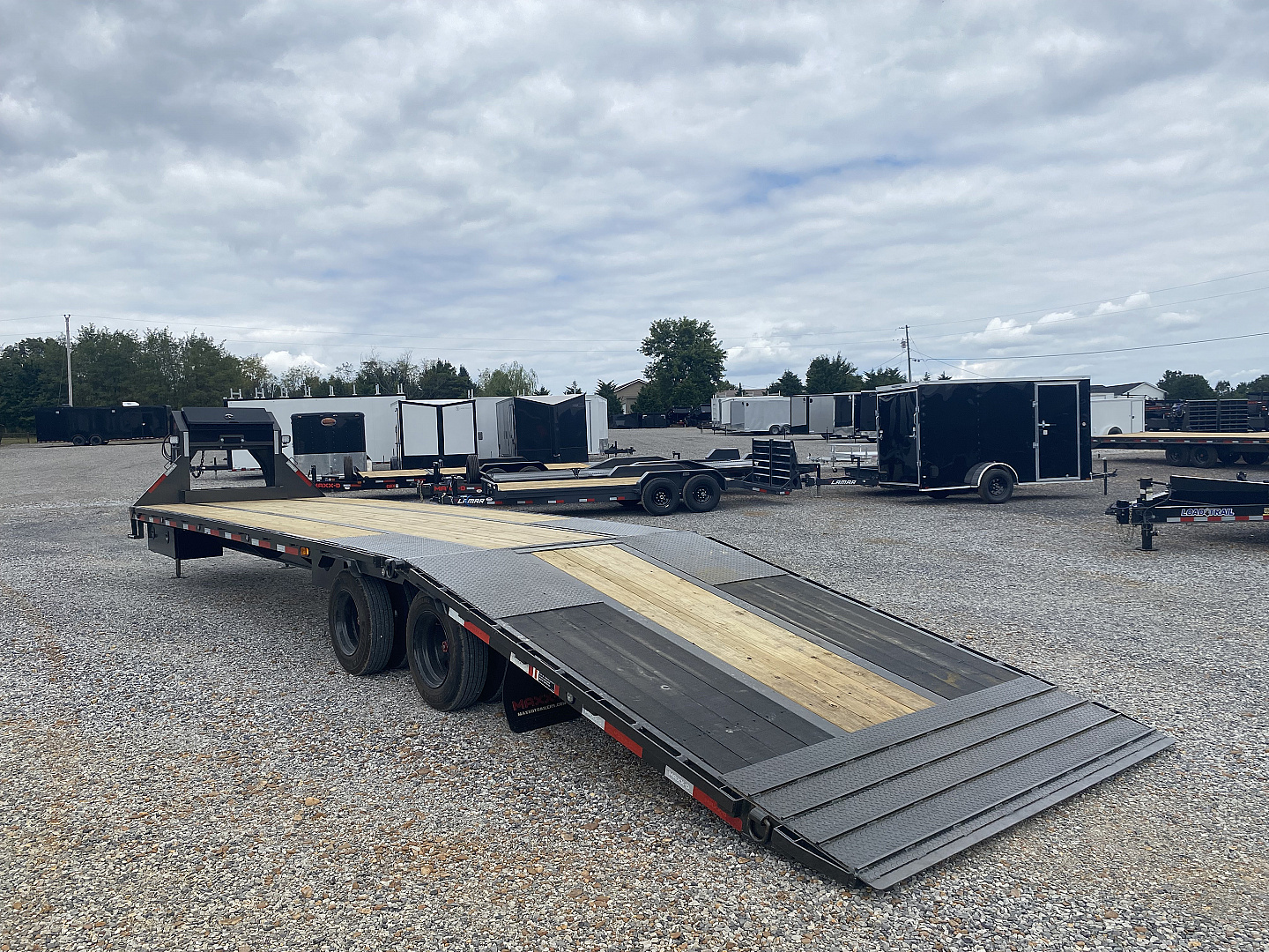 New 2026 MAXXD 102"X36' 40K *ENGINEERED FRAME* HYD DOVE Gooseneck Flatbed Trailer