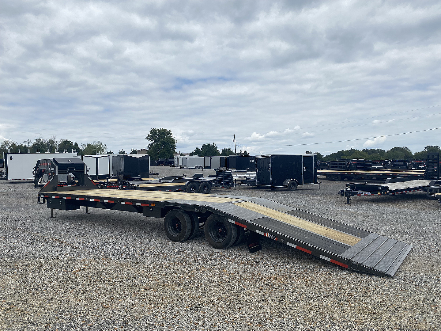 New 2026 MAXXD 102"X36' 40K *ENGINEERED FRAME* HYD DOVE Gooseneck Flatbed Trailer