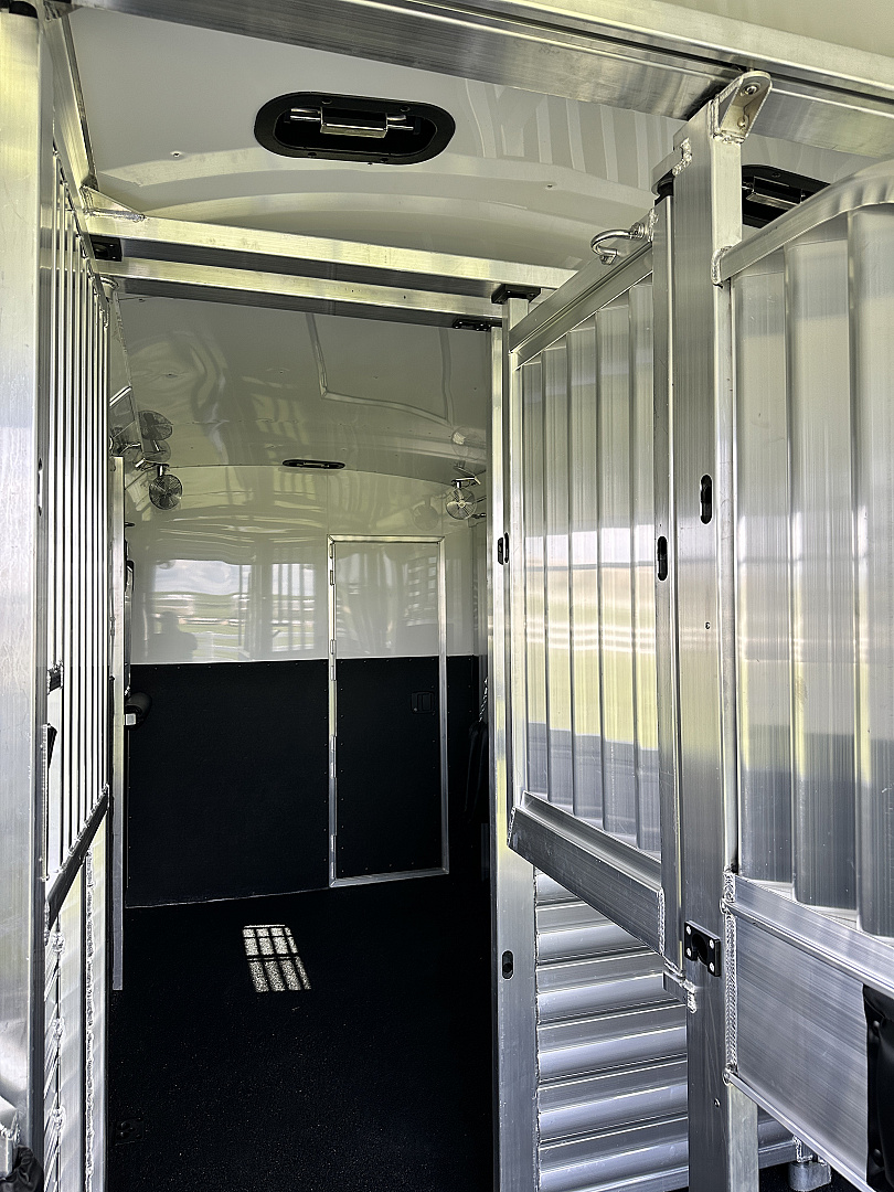 New 2026 4-Star Trailers 2+1 GN Horse Trailer