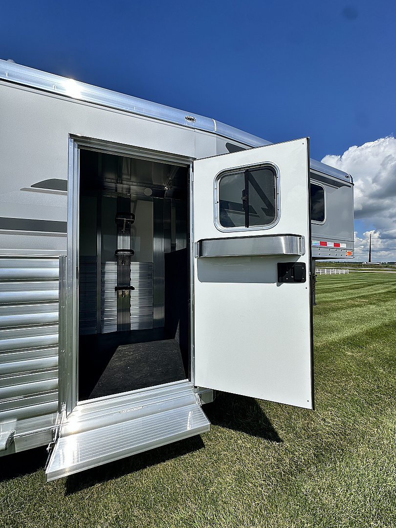 New 2026 4-Star Trailers 2+1 GN Horse Trailer