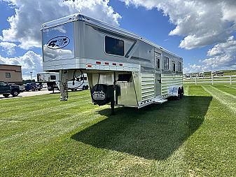 New 2026 4-Star Trailers 2+1 GN Horse Trailer