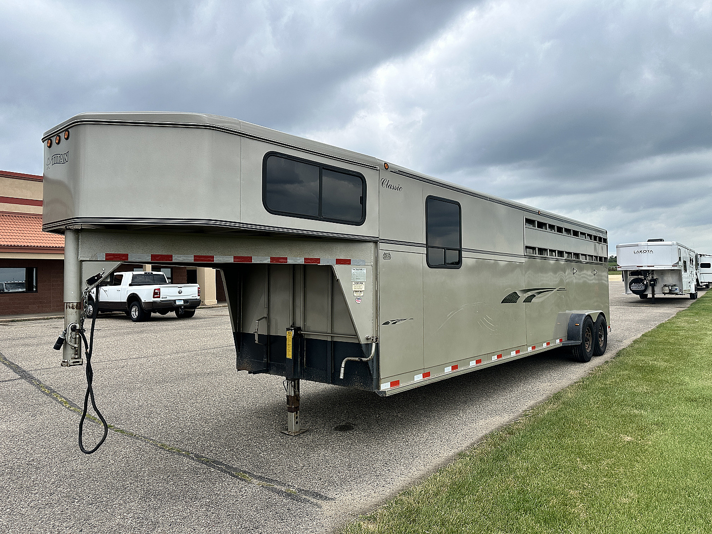 Used 2002 Titan Trailer 28' GN Stock / Stock Combo Trailer