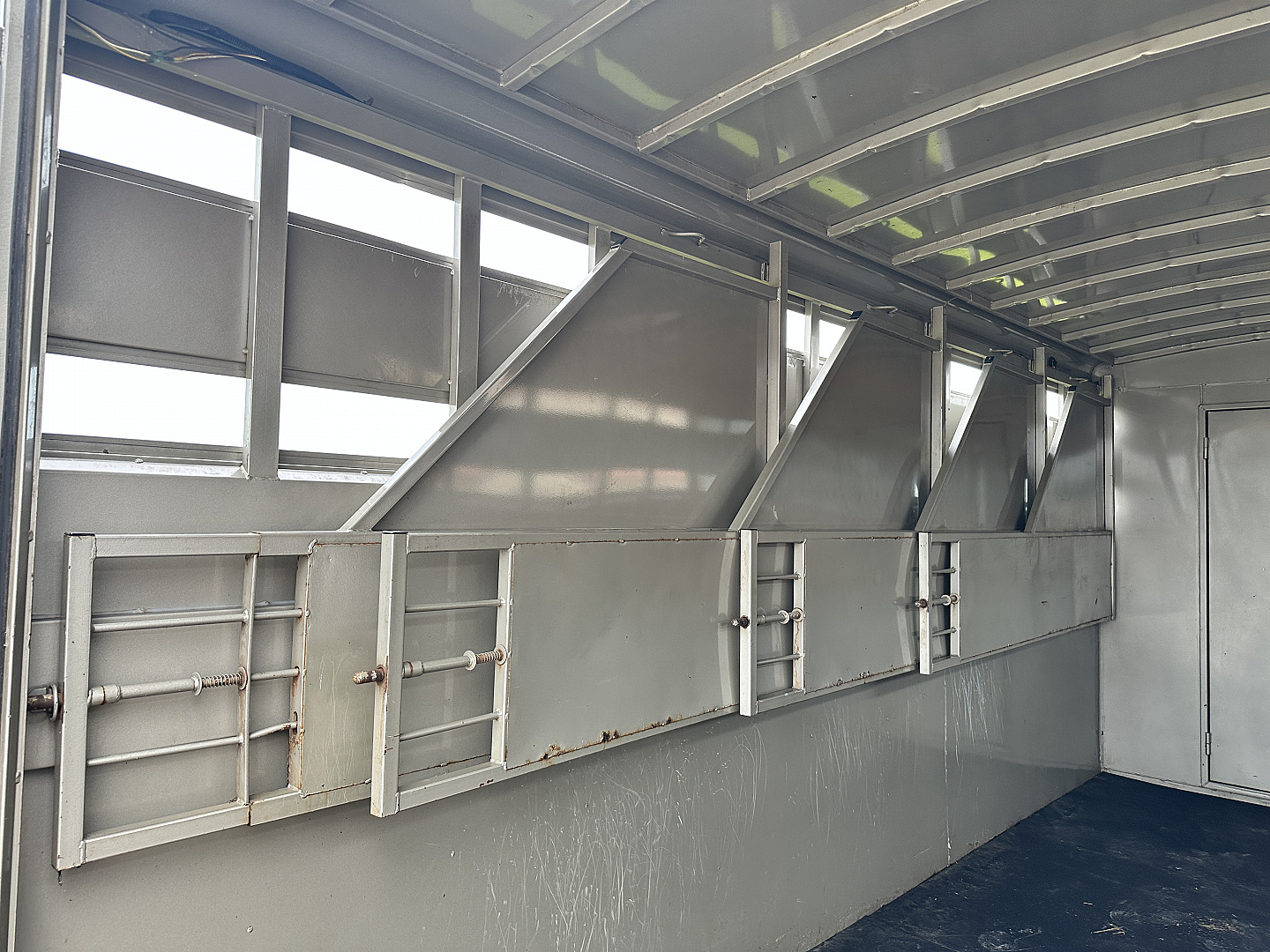 Used 2002 Titan Trailer 28' GN Stock / Stock Combo Trailer