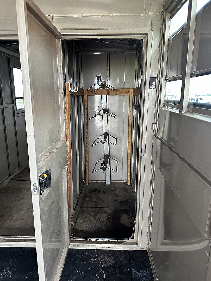 Used 2002 Titan Trailer 28' GN Stock / Stock Combo Trailer