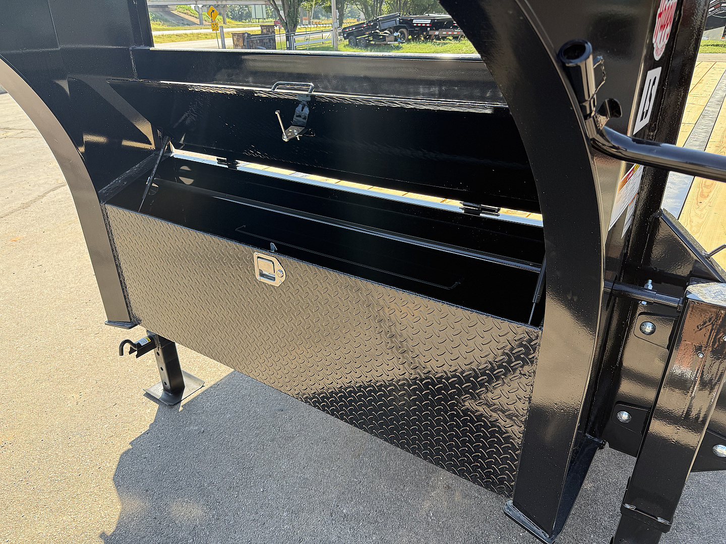 New 2026 PJ 102"x30' GN Low-Pro Flatbed w/ Singles - LS