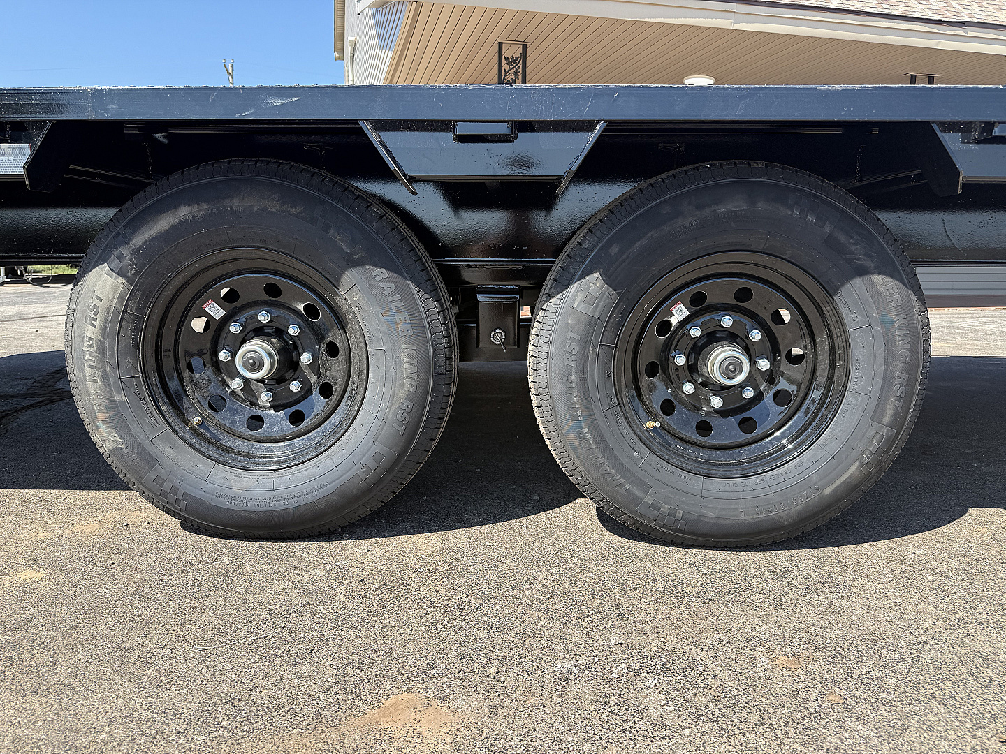 New 2026 PJ 102"x30' GN Low-Pro Flatbed w/ Singles - LS