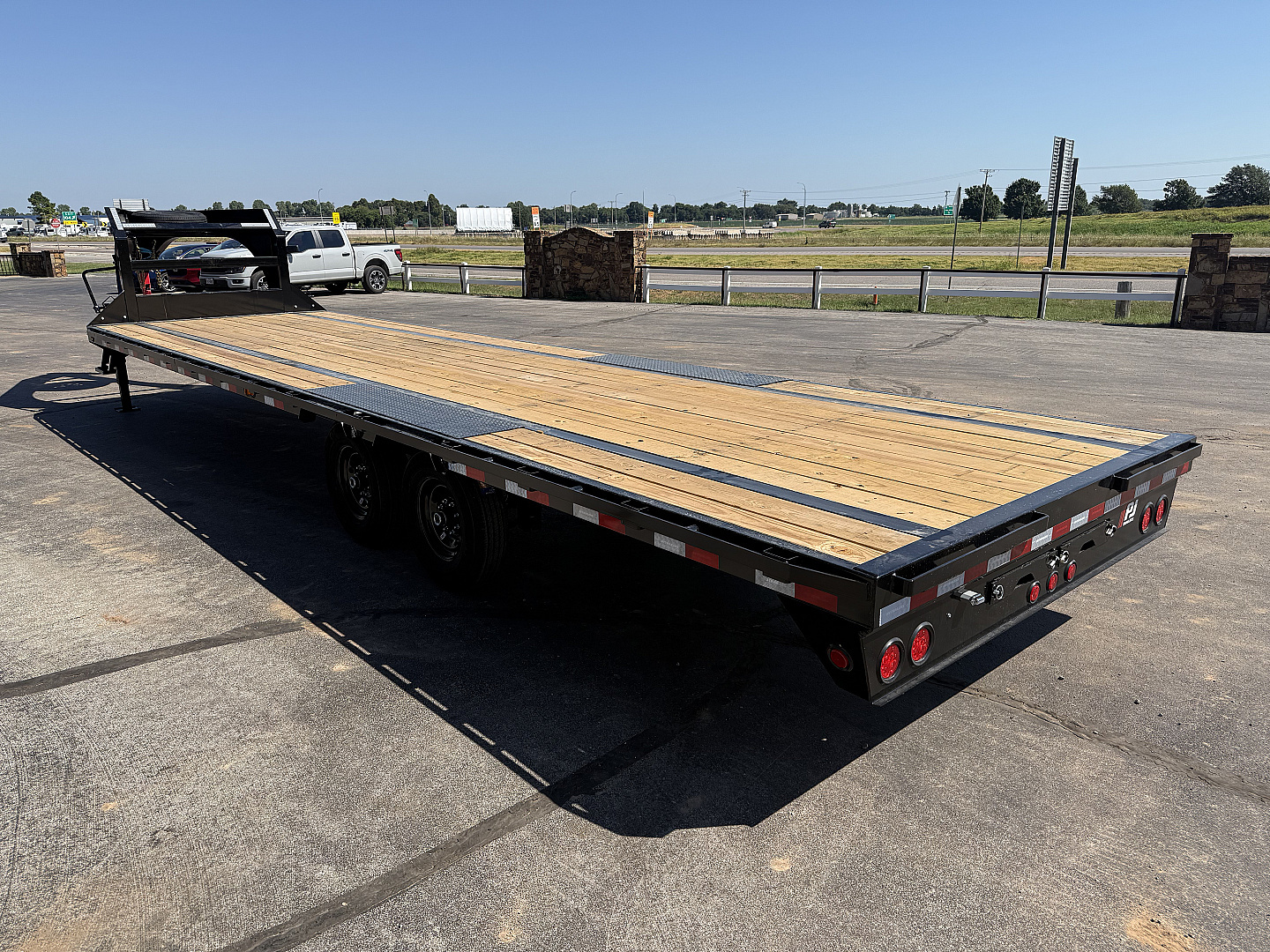 New 2026 PJ 102"x30' GN Low-Pro Flatbed w/ Singles - LS