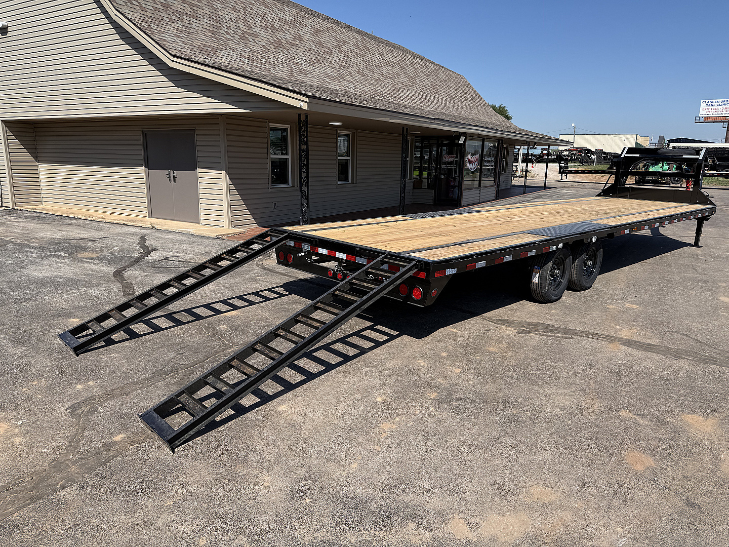 New 2026 PJ 102"x30' GN Low-Pro Flatbed w/ Singles - LS