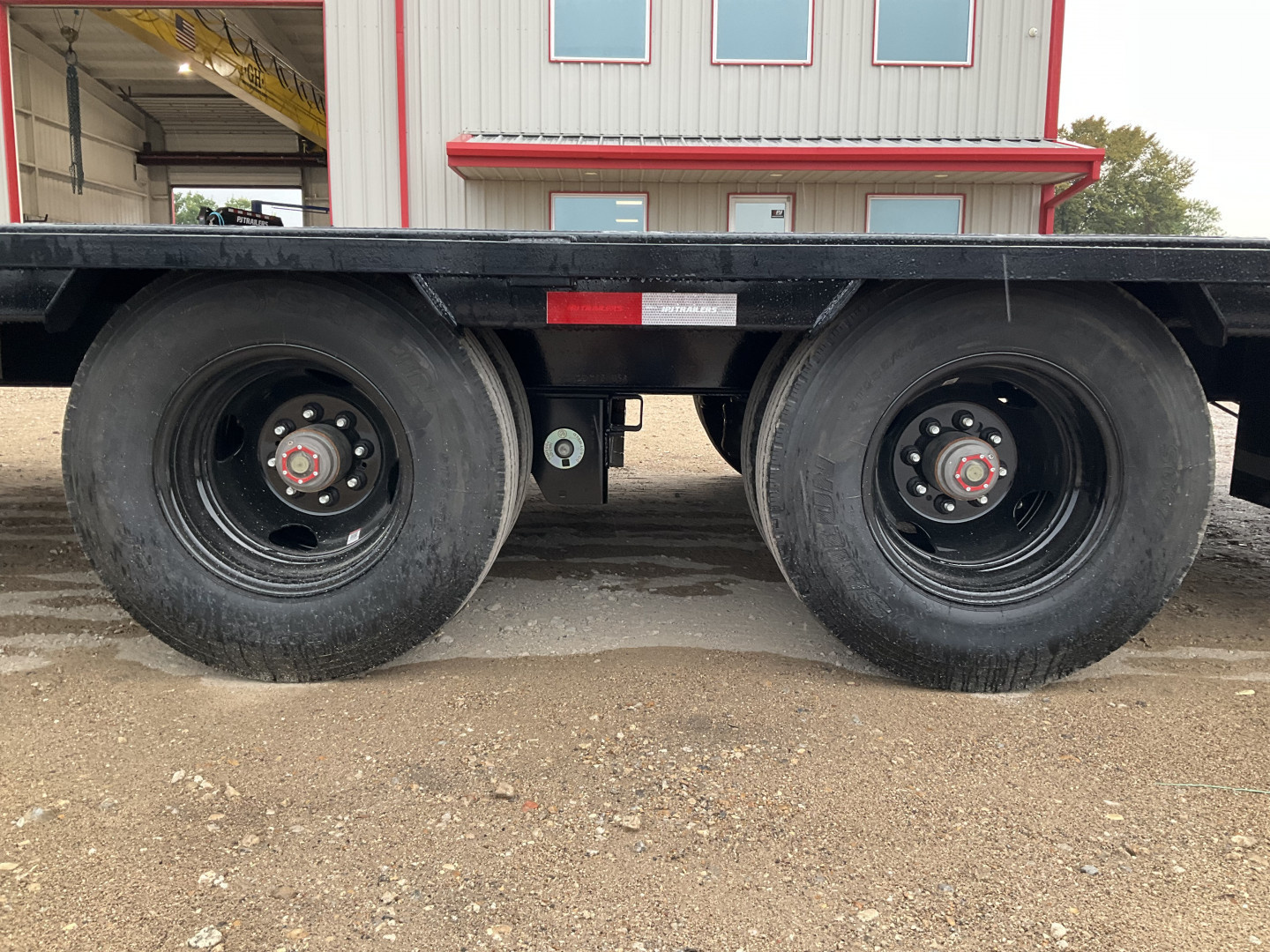 New 2026 PJ 102"x40' GN Low-Pro Air-Ride Flatbed w/ Duals - LD