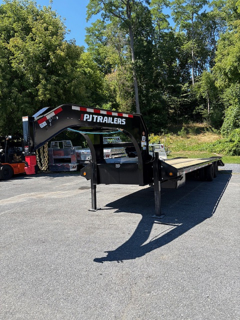 New 2023 PJ TRAILERS 102" x 30' LD Flatbed Trailer
