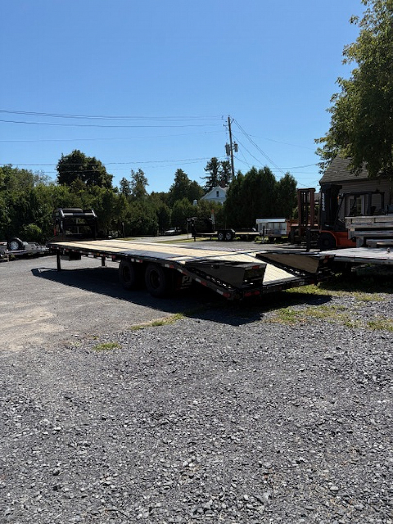 New 2023 PJ TRAILERS 102" x 30' LD Flatbed Trailer