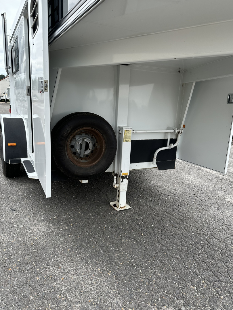 Used 1995 Sundowner 2H Charter Horse Trailer