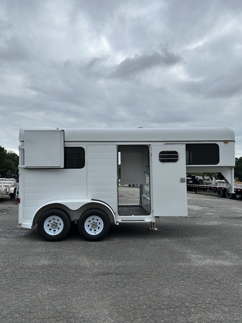 Used 1995 Sundowner 2H Charter Horse Trailer