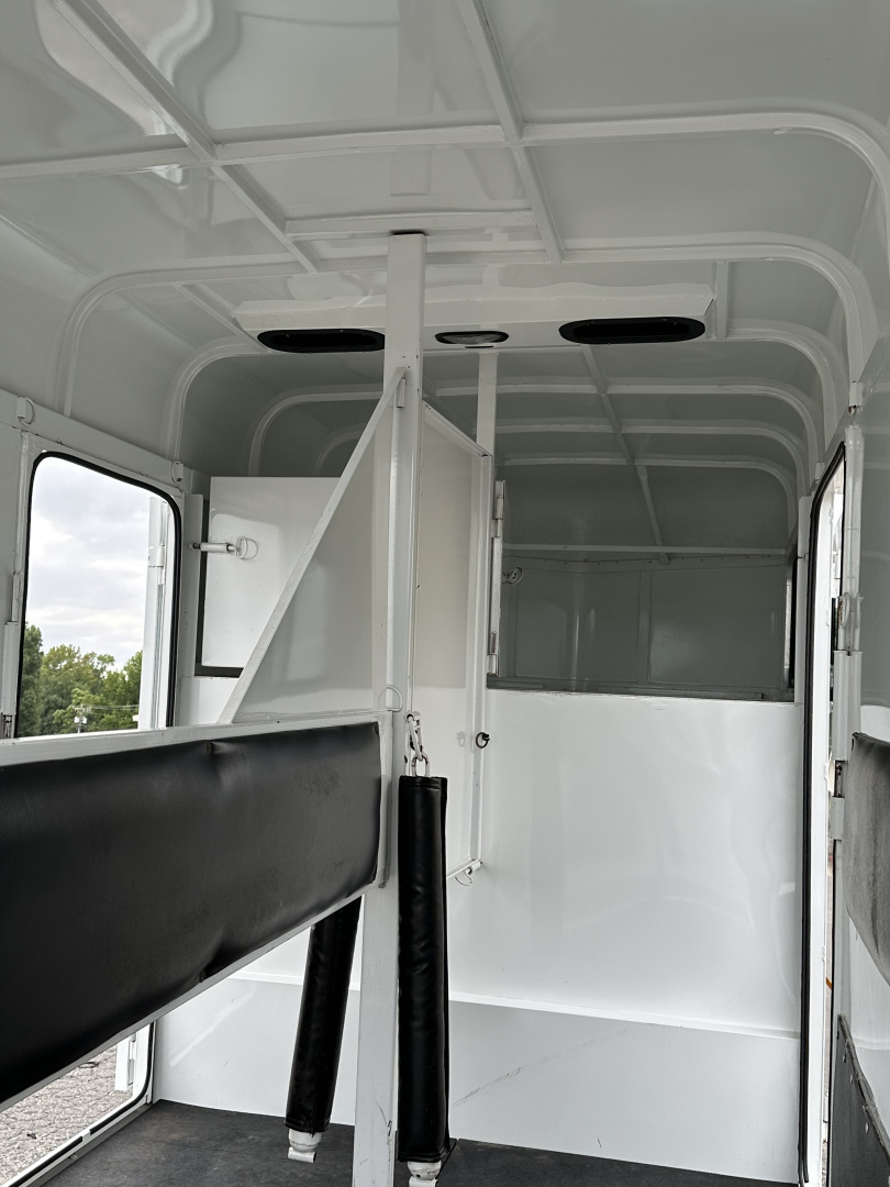 Used 1995 Sundowner 2H Charter Horse Trailer