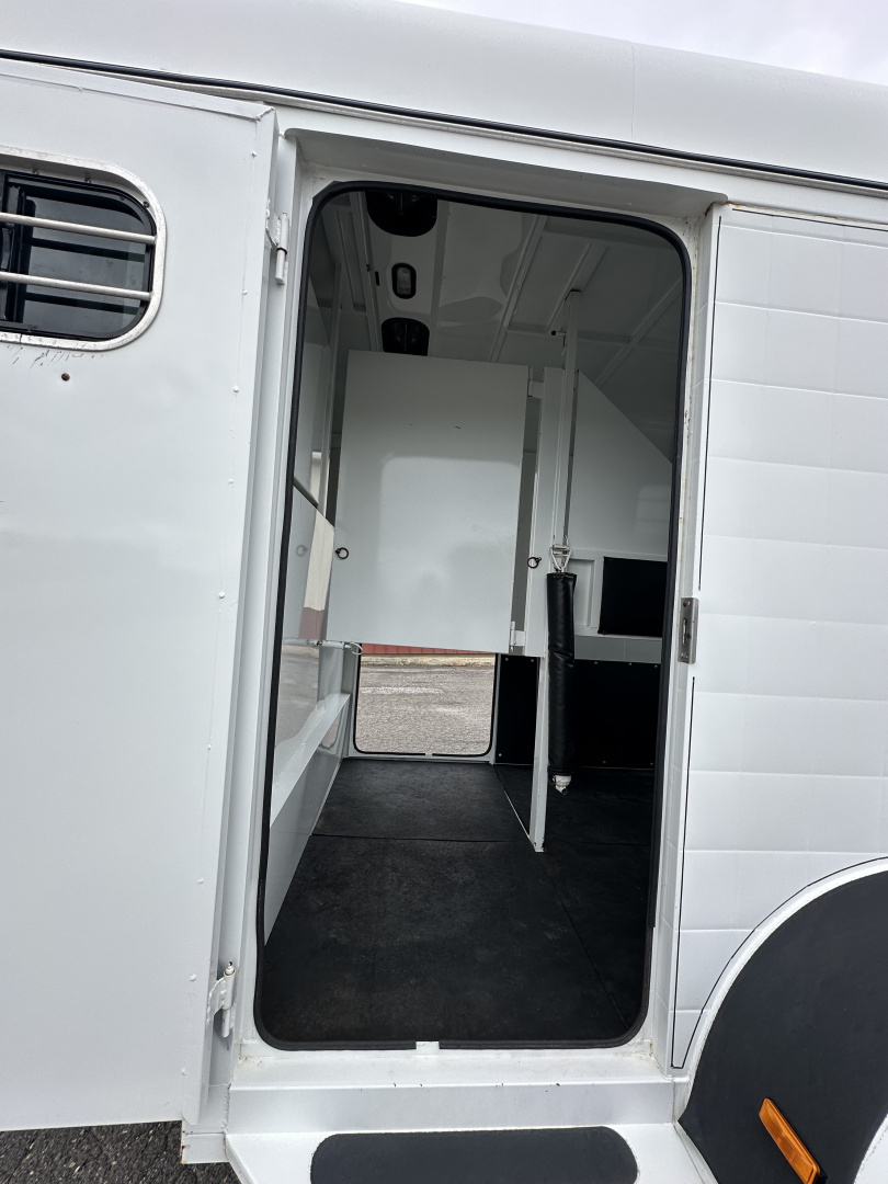 Used 1995 Sundowner 2H Charter Horse Trailer