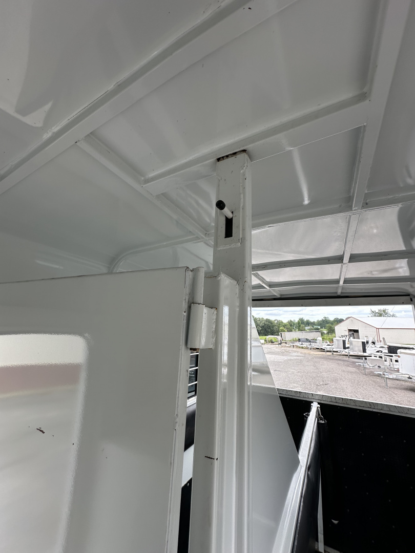 Used 1995 Sundowner 2H Charter Horse Trailer