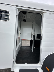 Used 1995 Sundowner 2H Charter Horse Trailer