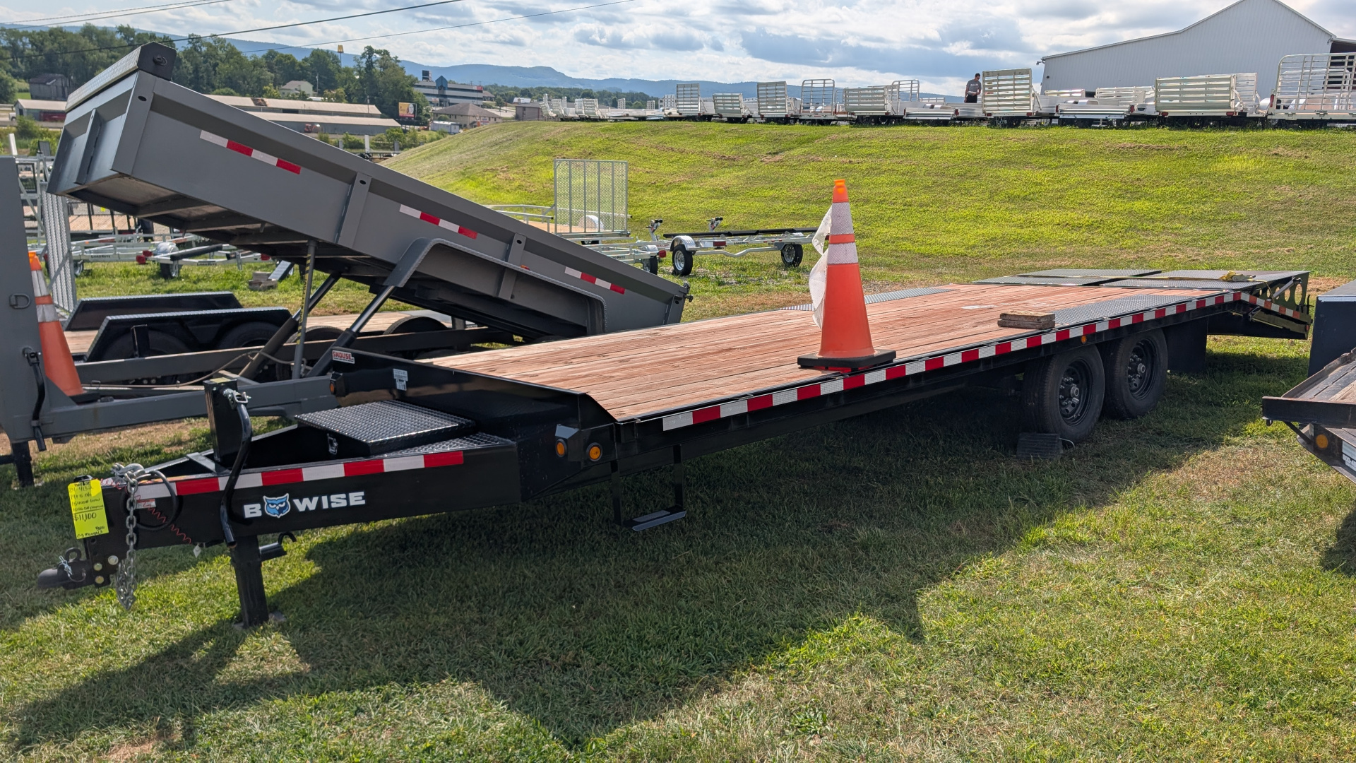 Used (LIKE NEW) 2024 BWISE 19+5 HD Deckover Tagalong w/ Self Cleaning Dove & Full Width Wedge Ramps