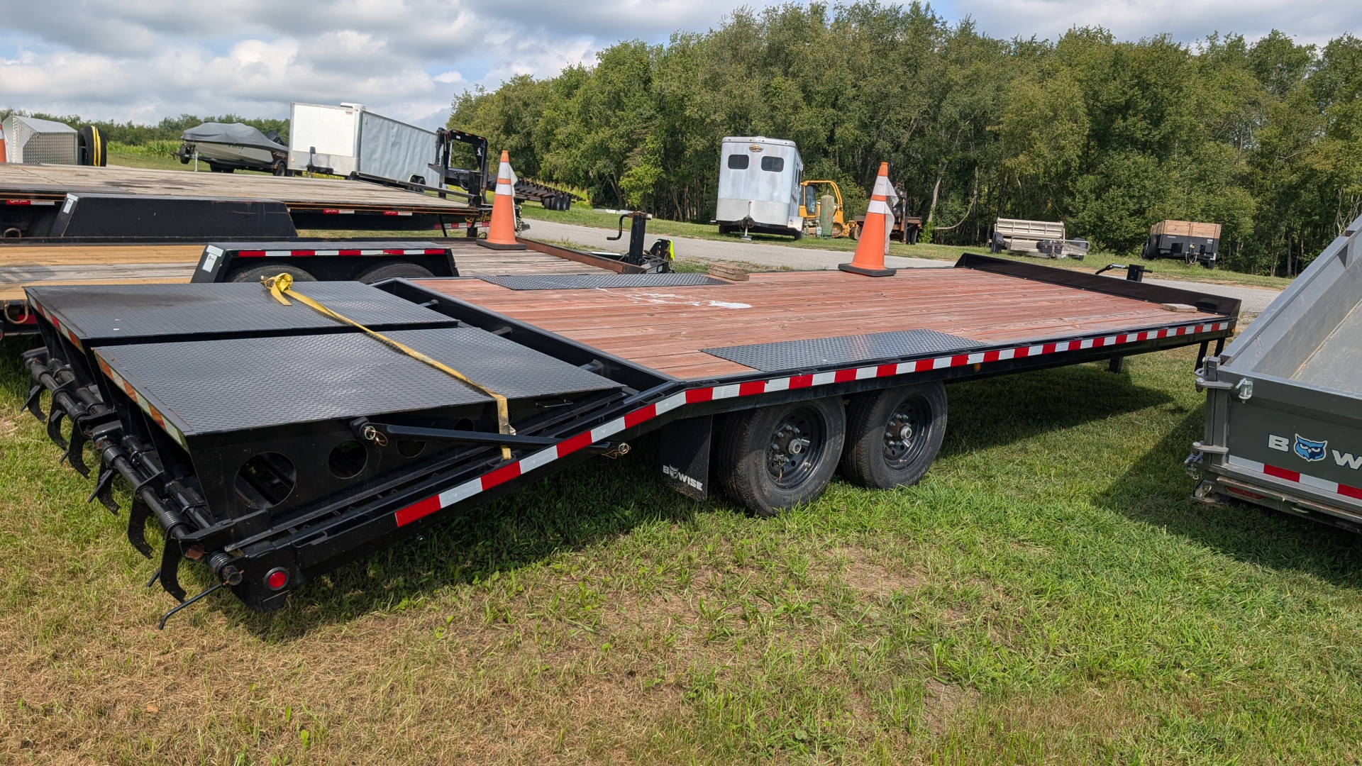 Used (LIKE NEW) 2024 BWISE 19+5 HD Deckover Tagalong w/ Self Cleaning Dove & Full Width Wedge Ramps