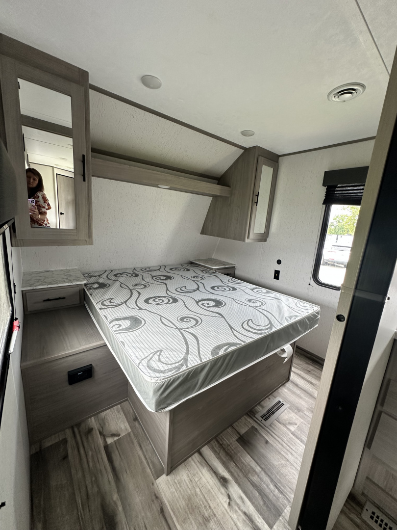 Used 2023 Dutchmen Mfg Coleman 242BH Travel Trailer