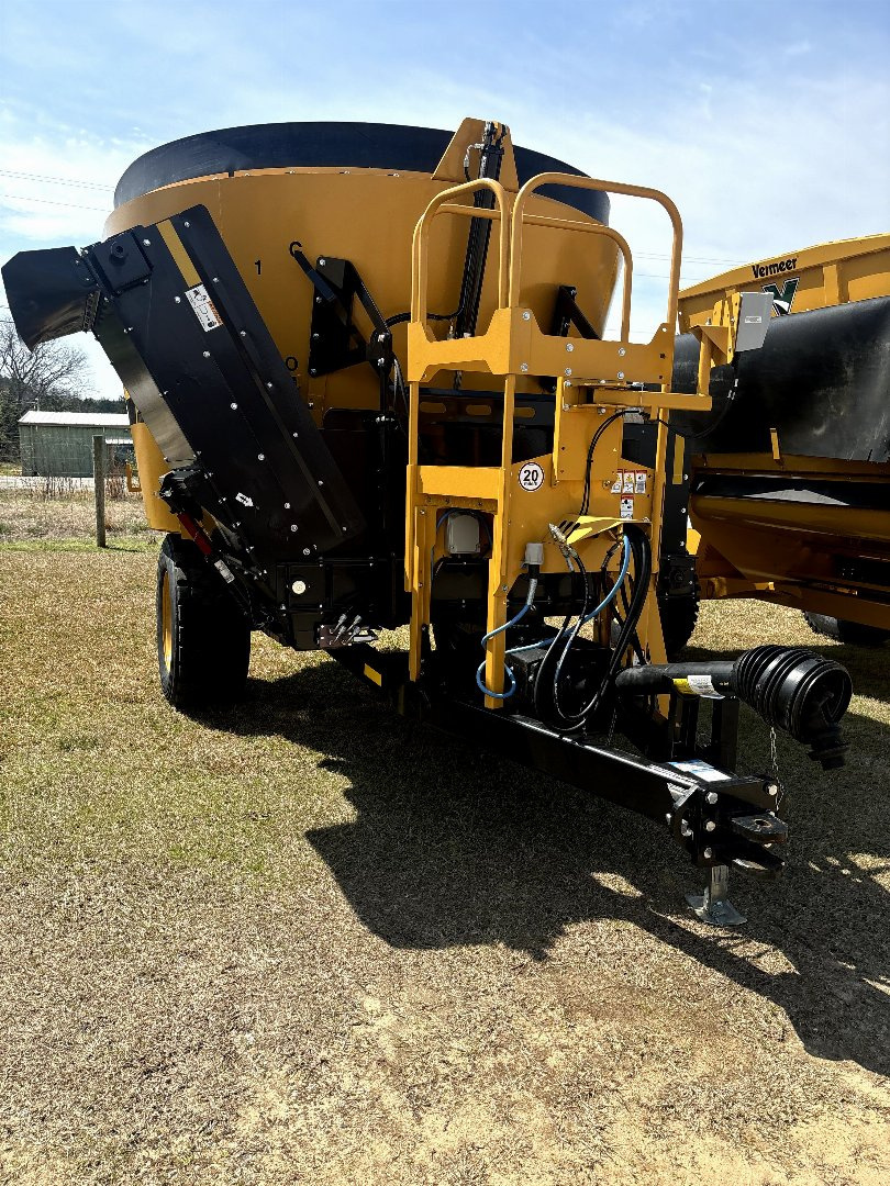 New 2025 Vermeer VS420 Vertical Mixer